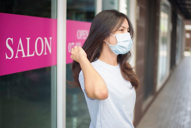 Une jeune femme porte un masque facial