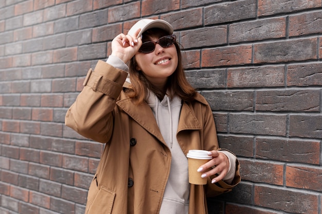 jeune femme, porter, chapeau camionneur