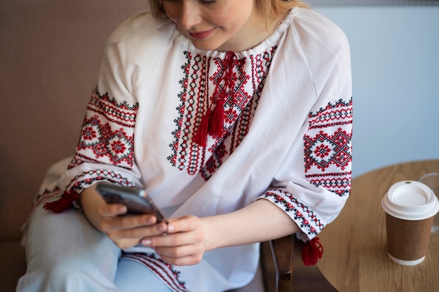 Photo jeune femme, porter, chemise brodée