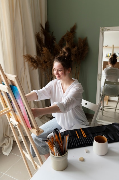 jeune femme, porter, désordonné, chignon, coiffure