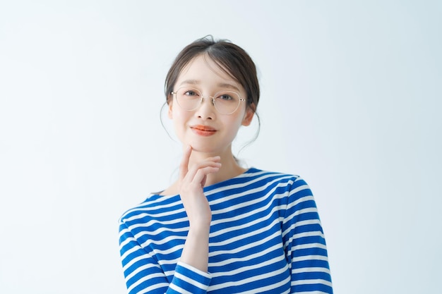 jeune femme, porter, lunettes métal, et, fond blanc