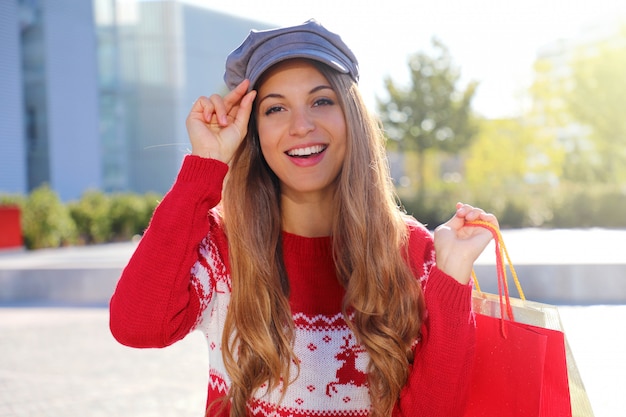 Jeune femme, porter, pull rouge