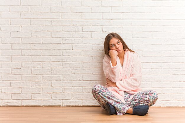 Jeune femme, porter, pyjama, penser, quelque chose, regarder côté