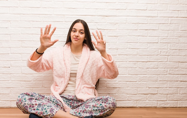 Jeune femme, porter, pyjama, projection, numéro neuf