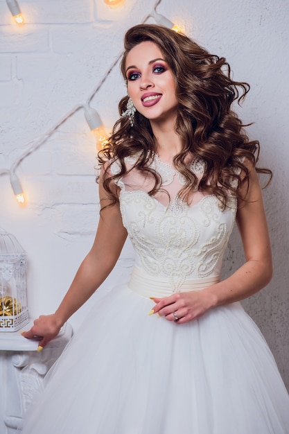 Jeune femme posant avec une belle robe de mariée