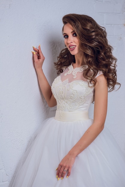 Jeune femme posant avec une belle robe de mariée