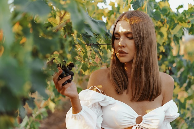 Jeune femme posant dans les champs de vigne