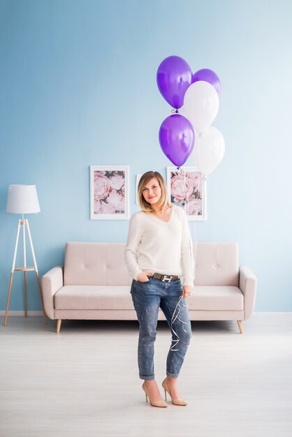 Jeune femme posant dans un salon