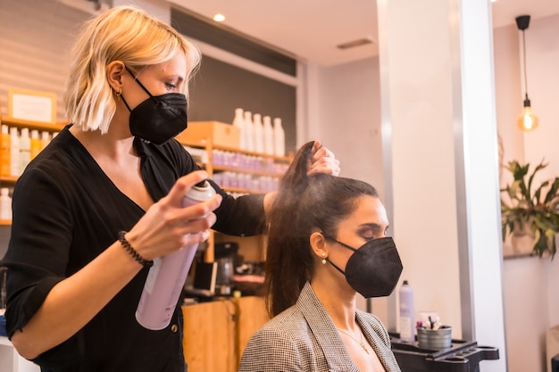 Une jeune femme posant dans le studio de maquillage