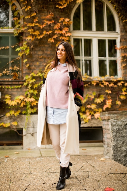 Jeune femme posant dehors dans le jour de l&#39;automne