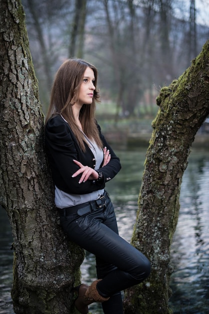 jeune femme posant devant l'arbre