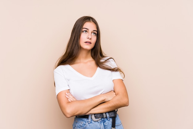 Jeune femme posant fatiguée d'une tâche répétitive