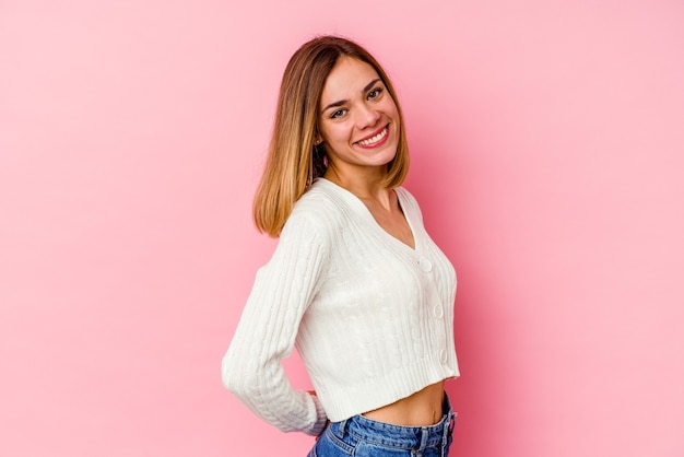 La jeune femme posant sur fond rose