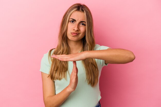 La jeune femme posant sur fond rose