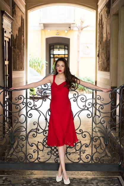 Jeune femme posant sur un fond de ville beauté et mode journée ensoleillée visage magnifique joyeux heureux yo