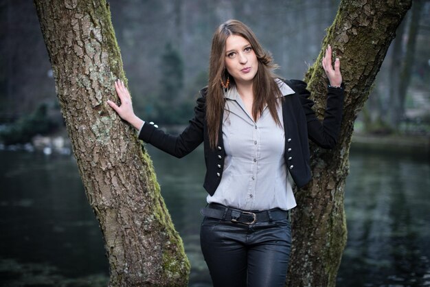 jeune femme posant avec les lèvres jetées au bord du lac