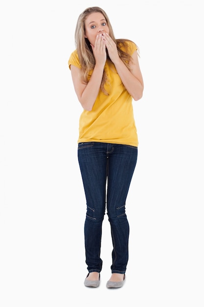 Jeune femme posant les mains devant sa bouche