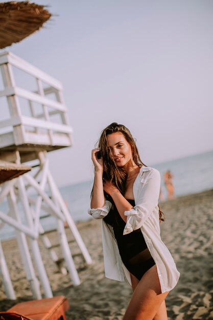 Jeune femme posant sur la plage