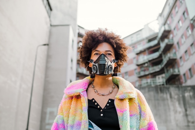 Jeune femme posant en plein air à Milan portant un masque médical protégeant de la pollution et des virus