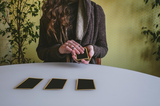 Jeune, femme, pose, cartes, table