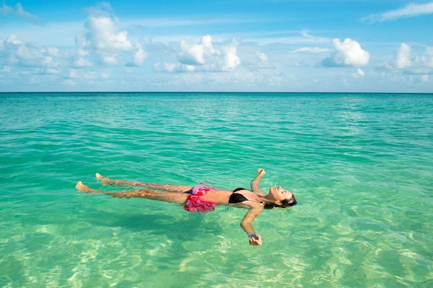 Jeune femme posée sur le dos dans l'océan Indien