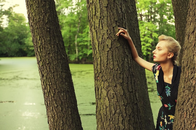 Jeune, femme, poser, arbre