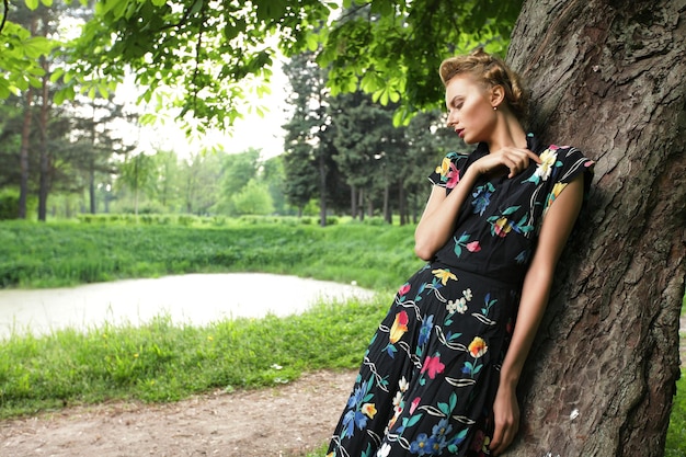 Jeune, femme, poser, arbre