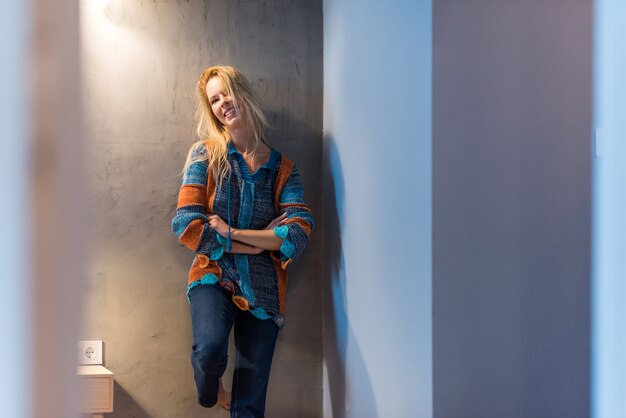 Jeune, femme, poser, chambre à coucher