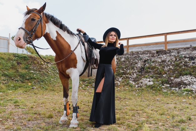 Jeune femme, poser, à, a, cheval