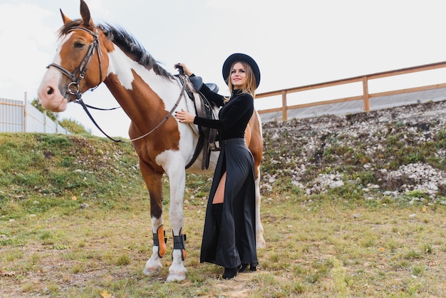 Jeune femme, poser, à, a, cheval