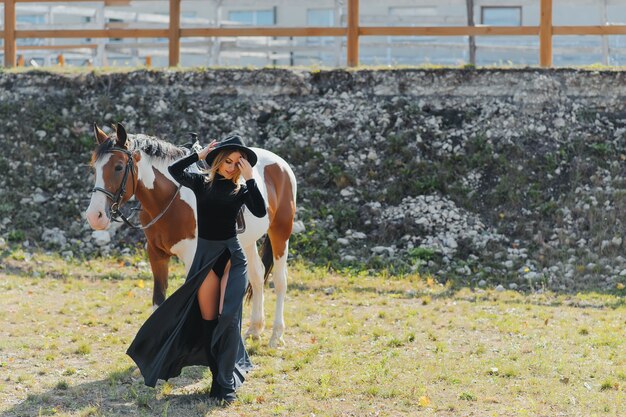 Jeune femme, poser, à, a, cheval