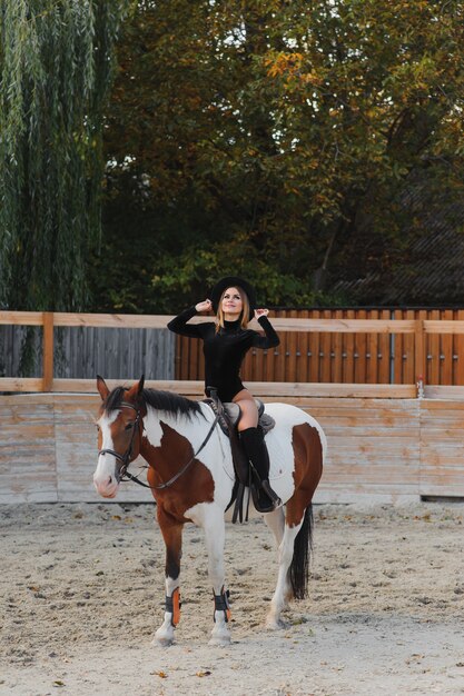 Jeune femme, poser, à, a, cheval