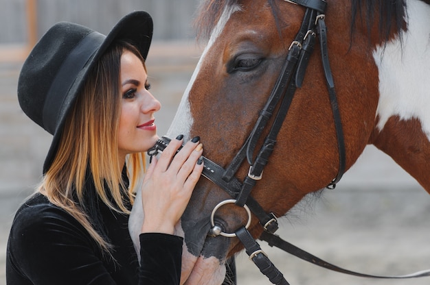 Jeune femme, poser, à, a, cheval