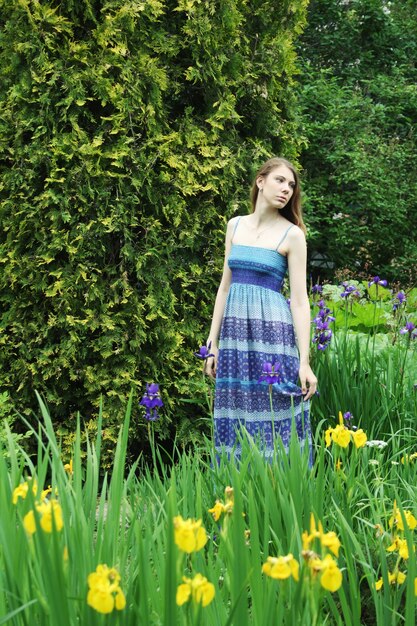 Jeune femme, poser, dans, parc été