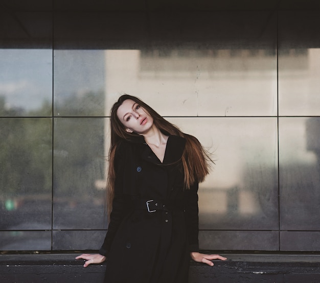 Jeune, femme, poser, élégant, vêtements