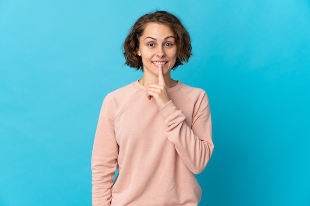 Jeune femme, poser, isolé, contre, les, mur blanc