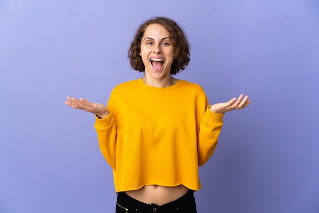 Jeune femme, poser, isolé, contre, les, mur blanc