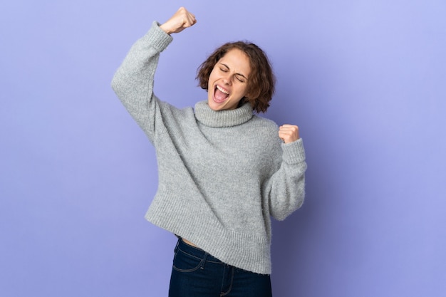 Jeune femme, poser, isolé, contre, les, mur blanc