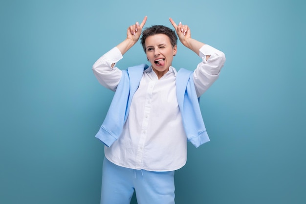 Jeune femme positive avec une coupe de cheveux courte dans un look décontracté élégant