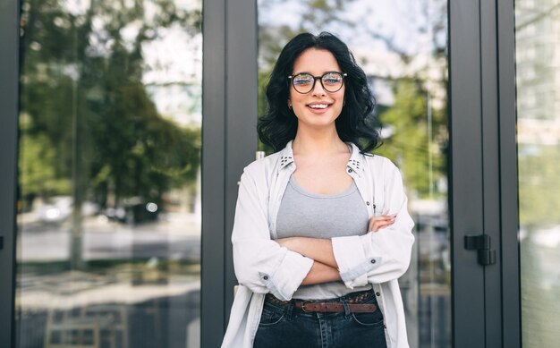 Jeune femme positive à l'extérieur du café