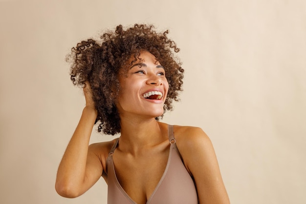 Jeune femme positive se sentant détendue en studio