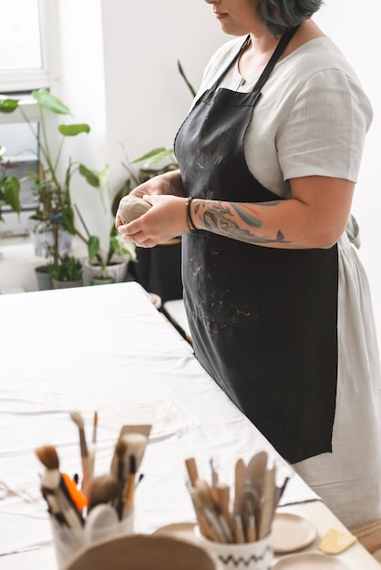 Jeune Femme En Pot De Terre En Atelier De Poterie