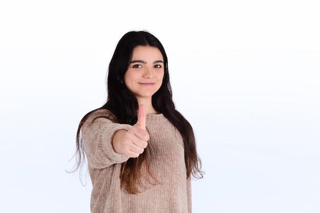 Jeune femme avec le pouce en l'air.