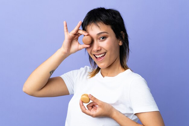 Jeune, femme, pourpre, mur, tenue, coloré, français, macarons