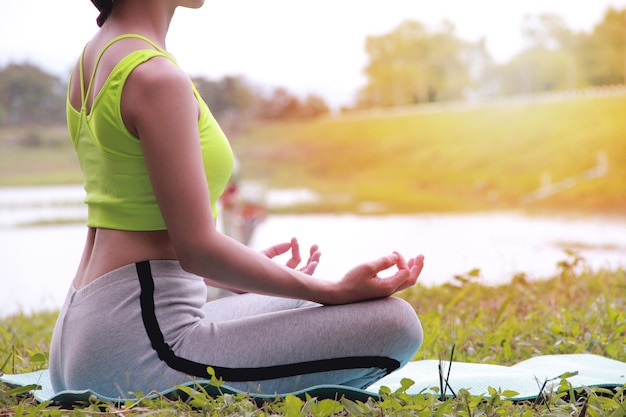 Jeune femme pratiquant sur l&#39;herbe