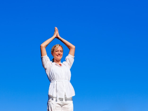 Jeune femme pratiquant la méditation