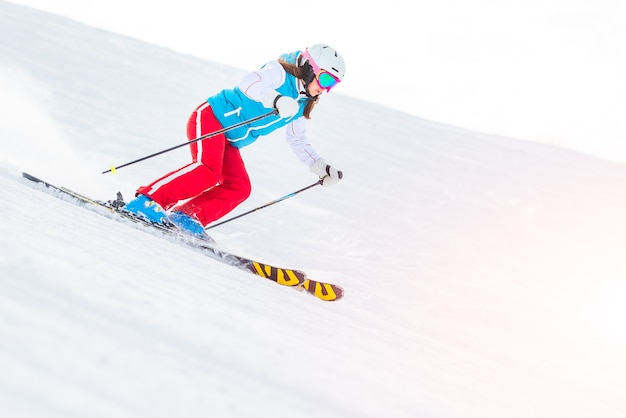 Jeune femme pratiquant le ski sur la montagne