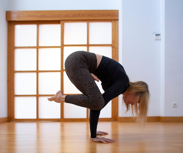 Jeune femme pratiquant le yoga dans une chambre de style japonais