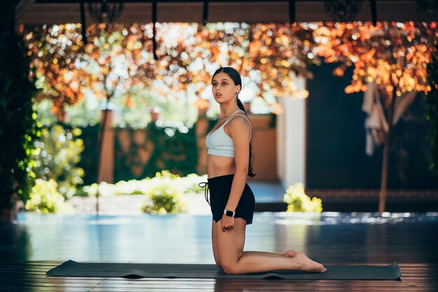 Jeune femme pratiquant le yoga Effectue un exercice