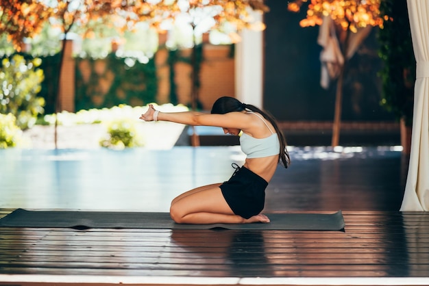 Jeune femme pratiquant le yoga Effectue un exercice